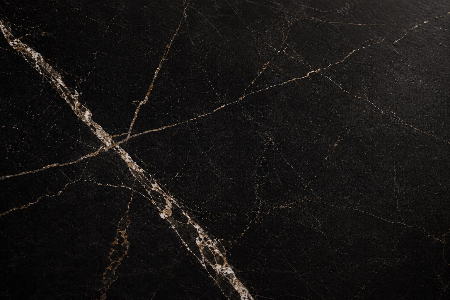 Texture Dekton noire veinée analysée par points interactifs